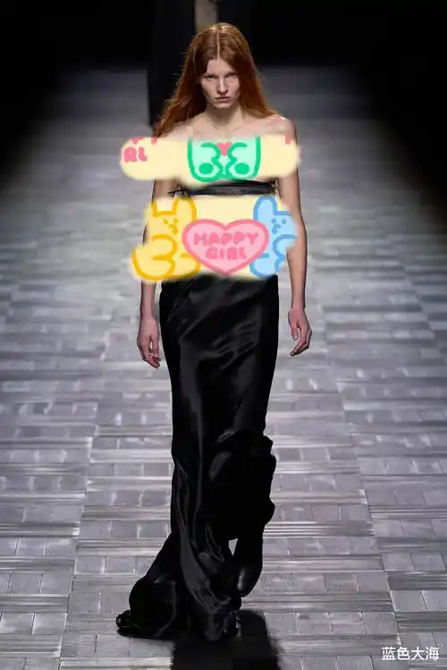 贺聪走秀,全程靠双手捂上身,布料好少,网友大呼欣赏不来这衣服_刘雯