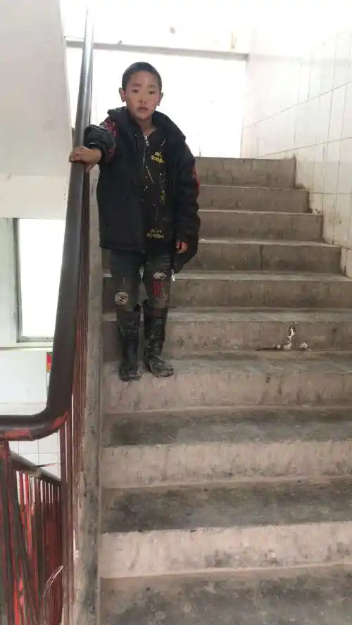 有的孩子只能穿着爱心人士捐赠的雨鞋上学,不管是不是雨天,因为他再