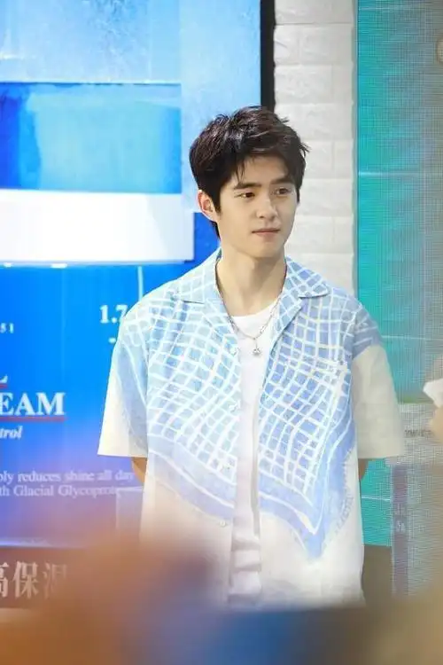 刘昊然戏外"乖巧模样"好吸睛,穿蓝色衬衫少年感太强,清爽帅气