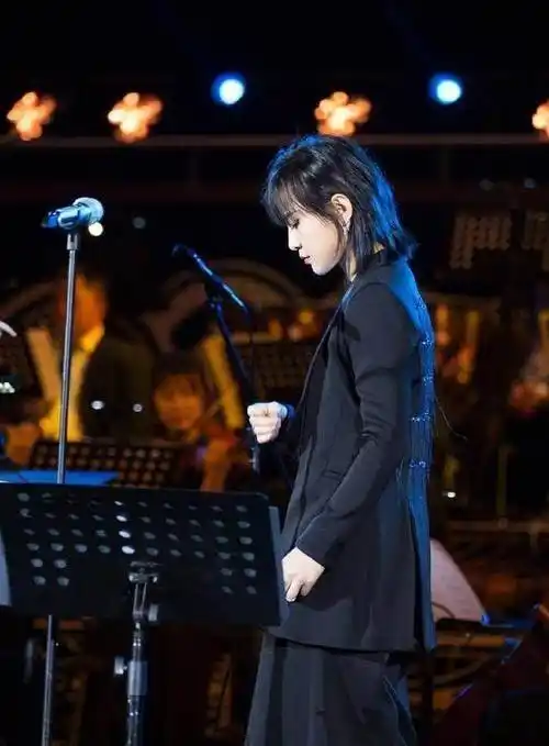 周笔畅剪了短发,穿上黑色look西服 白t恤,网友:真的只有33岁吗_发型