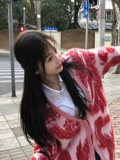 虞书欣素颜妆,温柔可爱自然而然,针织外套慵懒随性