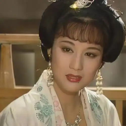 2001年,《康熙王朝》正式开拍,女演员李建群饰演"容妃",却遭到"惠妃"