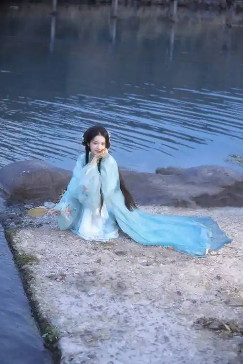 王楚然穿古装手提花灯婉约动人似仙女下凡