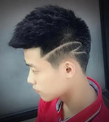 青少年如何在侧边做划痕造型 头发一边有划痕发型适合青少年吗