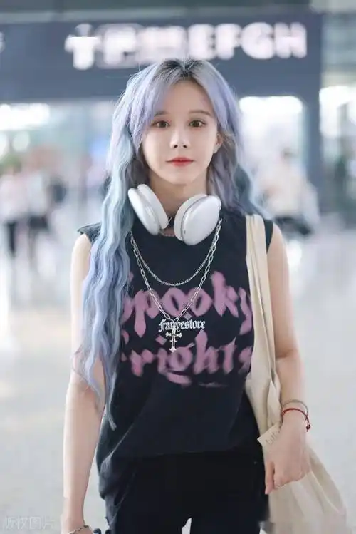 段艺璇现身上海机场,耳机挂脖酷范儿十足_上海市_闵行区