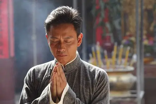 14 13:13:53 新浪娱乐 《英雄喋血》剧照 谢君豪饰"革命佛陀"潘达微