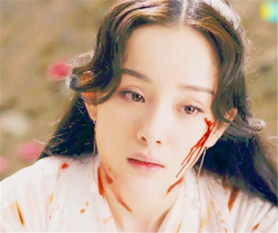 盘点明星吐血照,赵丽颖虐心,杨幂销魂,最后一图是来搞笑的吗?