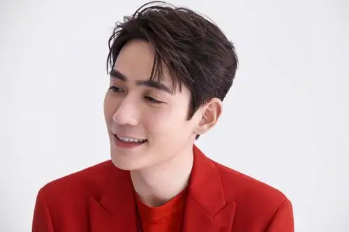 朱一龙生日写真曝光 穿红西装笑容满面