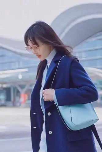 郑爽最新机场街拍造型,又美又飒!还把"渐变色"搭配带火了!