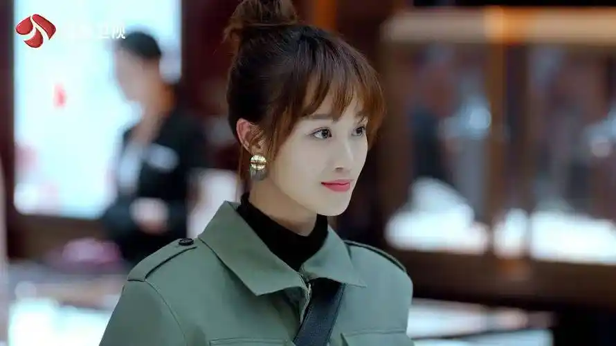 新剧开启职场"升级打怪"之旅 对话蓝盈莹:演技是演员的硬通货|封面会