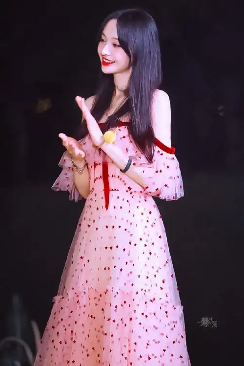 郑爽[超话]##郑爽粉色露肩星星纱裙