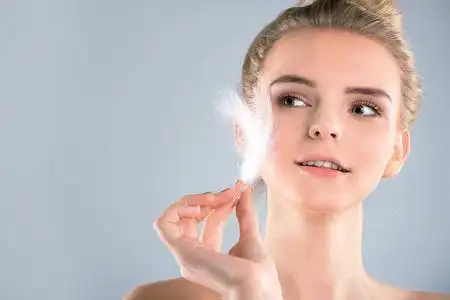 脸上有一根白羽毛的漂亮女人.