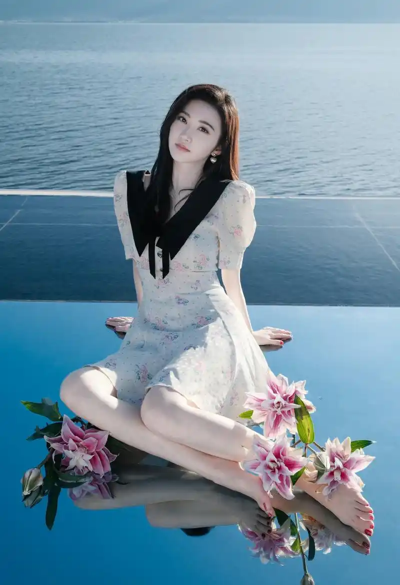 明星写真:景甜白色碎花短裙美拍,肤如凝脂美腿修长尽显好身材