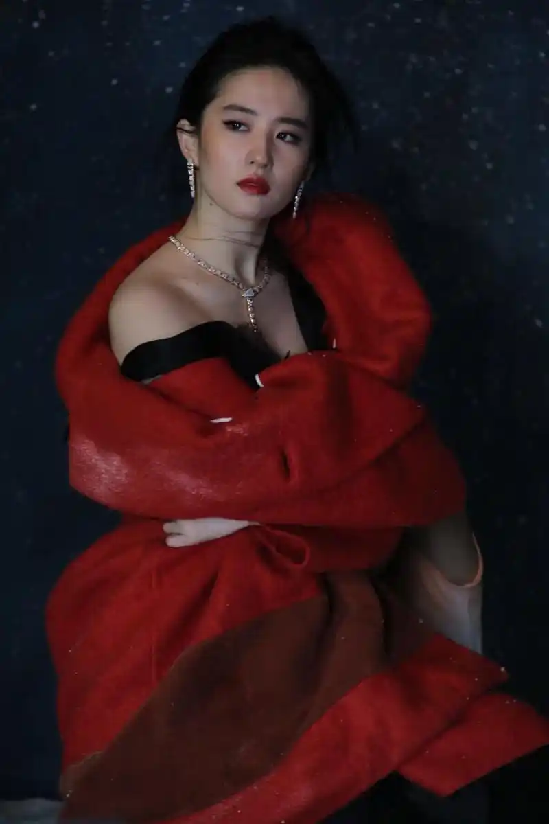 刘亦菲身穿露肩服饰尽显魅力无限女神