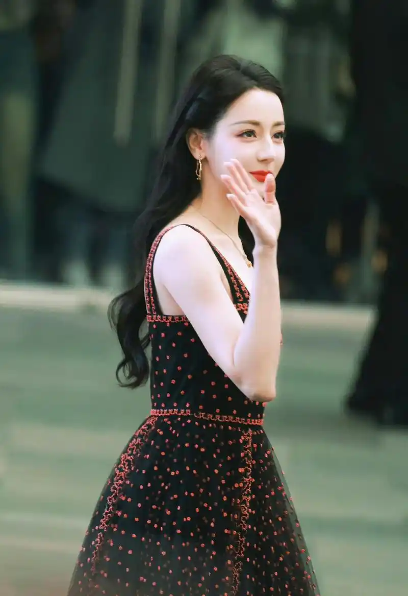 迪丽热巴成都活动惊艳造型,美丽与才华并存 迪丽热巴今日现身成都
