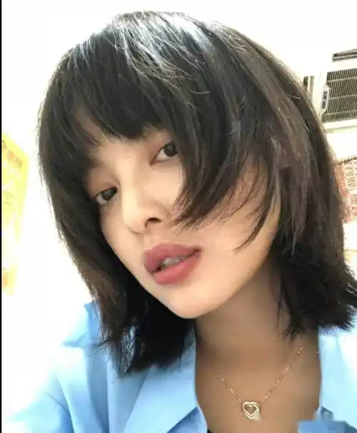 推荐考虑一下不规则层次剪锁骨发,这款发型结合了发尾的不规则碎发,让