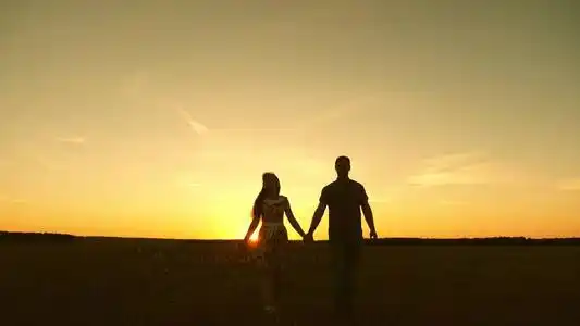 夏日漫步公园,幸福家庭理念.