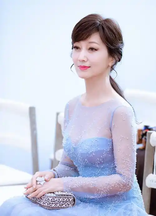 原创被66岁赵雅芝美到了穿公主衫气质还温柔奶奶年纪女友的身段