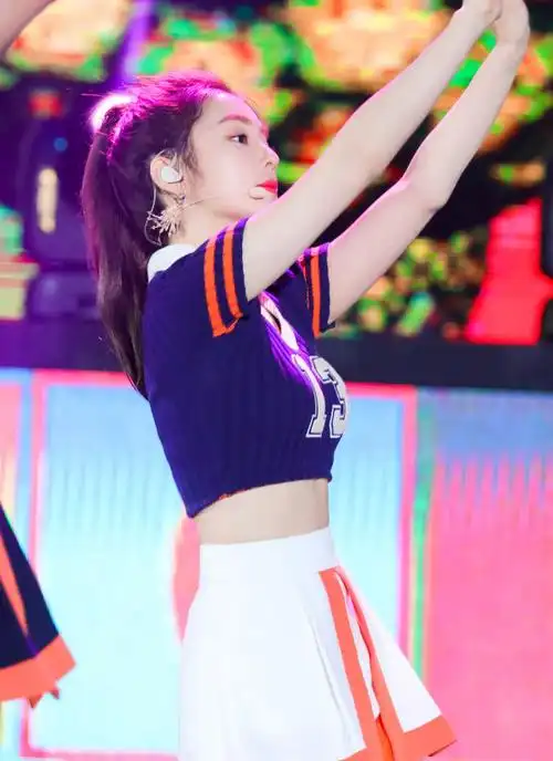 裴珠泫身穿黑色抹胸套装,展"冰美人"的气质,优雅又不失性感!