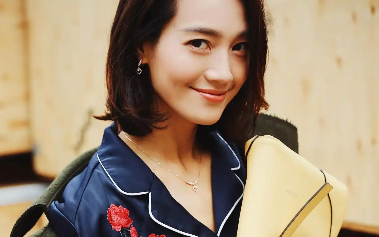 美女主持朱丹唯美时尚街拍桌面壁纸