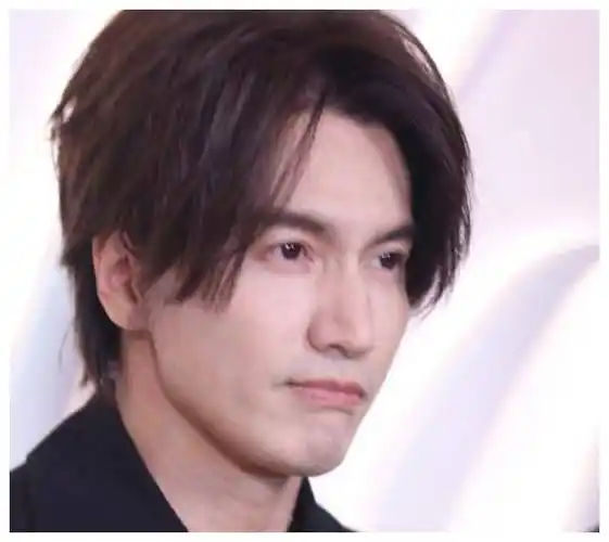 和年轻小花谈恋爱依然不输少年感;41岁的高伟光,熟男气息愈发浓厚