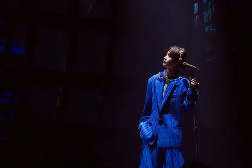 周笔畅复古摩登风情写真图片