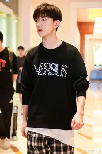 组图:易烊千玺现身换新发型 黑卫衣格子裤干练有型