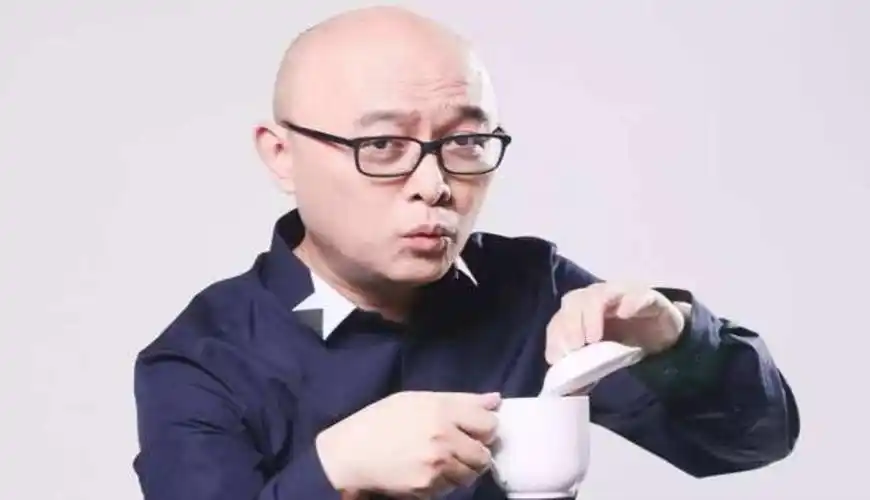 孟非晒年轻帅照 头发都去哪儿了?