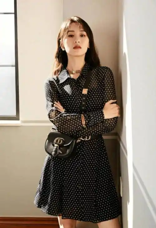 最近袁冰妍在社交账号上分享美照,这套穿搭look就很漂亮,只见她穿着一