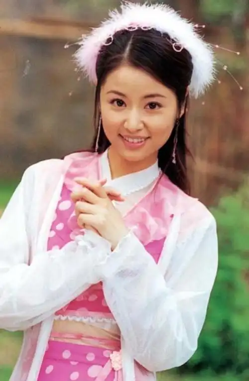 林心如18岁古装剧照,笑容如花清丽可人,这才是我们心中的女神