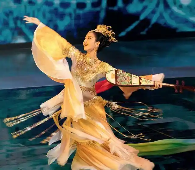 佟丽娅跳舞惹争议,被嘲讽太妩媚,《芒种》涉嫌抄袭《丽人行》?_舞蹈
