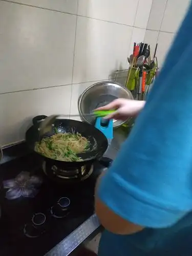 自己动手炒菜做饭,为家长分担家务