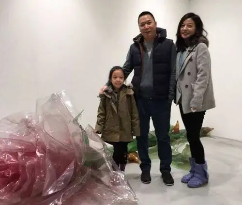 赵薇罕见晒与父亲合照:赵爸爸眼睛眯成一条缝