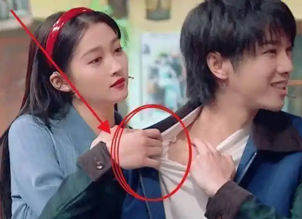 华晨宇"撩"开衣领,关晓彤就直接上手,这么快就"装"不下去了?