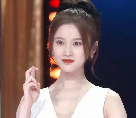 江疏影真是深谙合照秘诀,欢乐颂新五美站一块,就她又高又白最抢眼_造