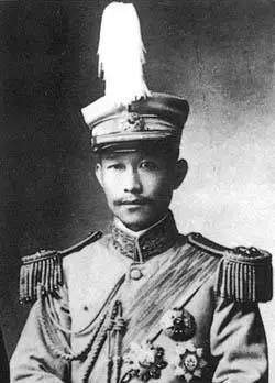 袁世凯就任临时大总统时,蔡锷持支持态度,但1915年袁世凯复辟帝制的