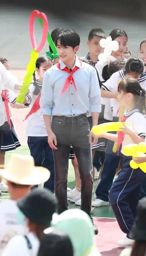 易烊千玺心连心公益活动路透饭拍