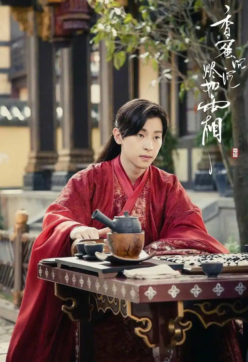 盘点一下,2019年邓伦电视剧总计上星十二次,其中黄金档八次!