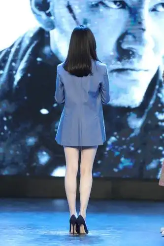 倪妮出席新电影发布会,穿西装配高跟鞋,未修图一样美得似少女