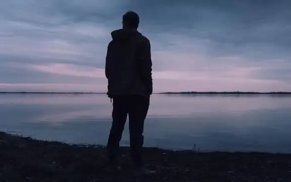 夕阳下一个人看海的孤独背影