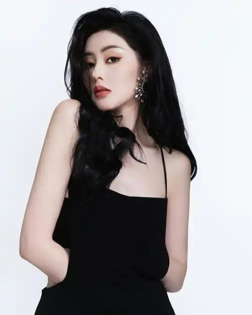 张天爱华表奖礼服证件照释出黑与红明艳与酷美你更喜欢哪个