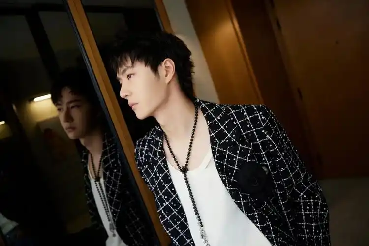 2023爱奇艺尖叫之夜#  青年演员@uniq-王一博 身着 - 抖音