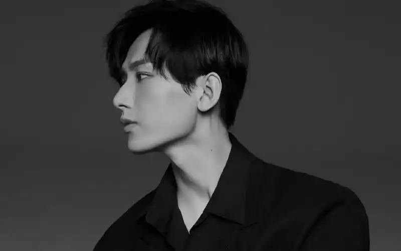 成毅黑白帅气写真图片桌面壁纸