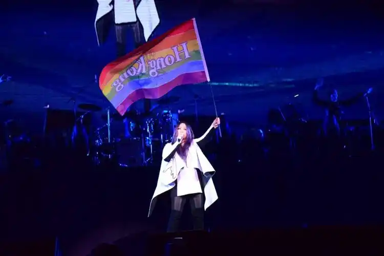 自由时报电子报: 爱该被平等对待!张惠妹挥彩虹旗挺同志