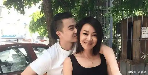 49岁闫妮近况, 分手16年, 三任男友均难满意, 唯有前夫能排忧解难