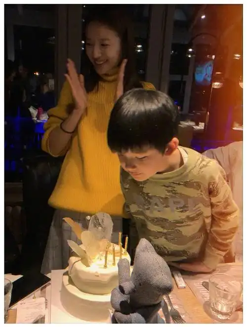 黄晓明为小海绵庆生却被指文案和潘粤明的相似引热议