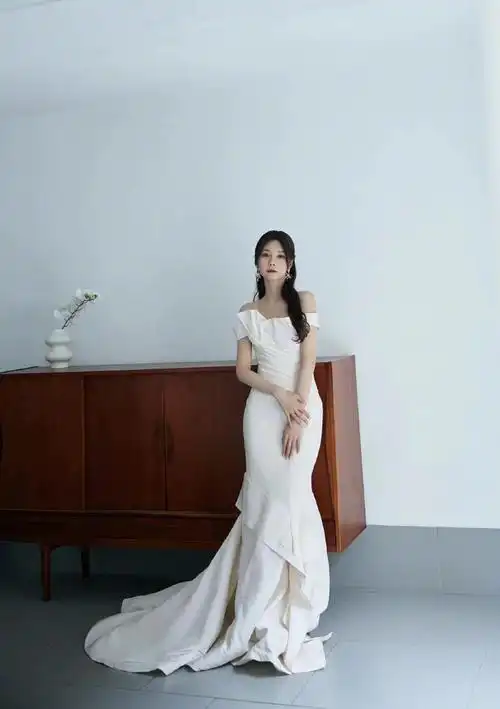 沈梦辰主持湖南卫视小年夜,穿一条白色一字肩长裙,温柔又优雅!