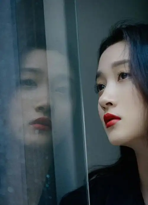 关晓彤穿黑丝配束腰西装大秀美腿 披肩卷发配红唇女人味十足