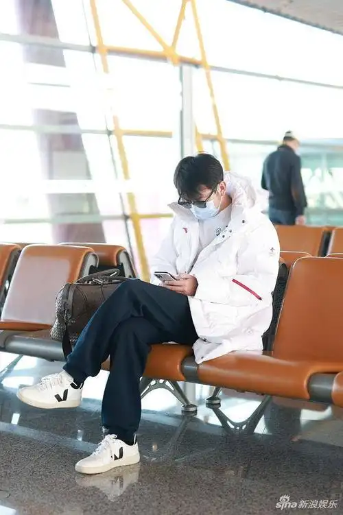 雷佳音身着白色羽绒服 帅气十足!
