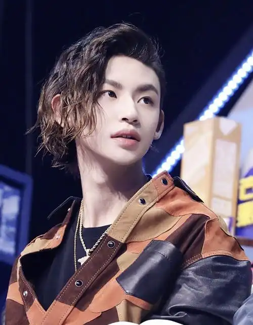 小鬼王琳凯两年来的发型合集真的越来越get不到他的帅了